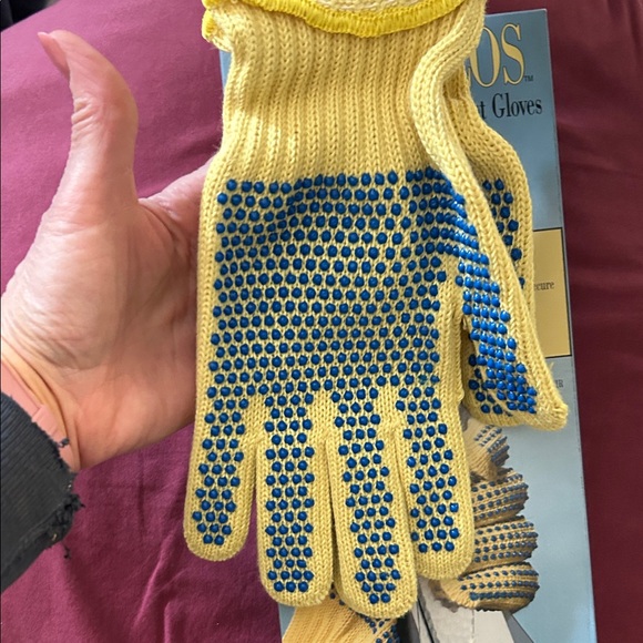 Cut-Resistant Gloves - Yellow and Blue - Picture 2 of 5